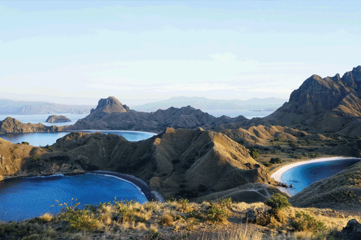 pretty-rock-crashes-into-the-sea-on-balangan-beach-bali
